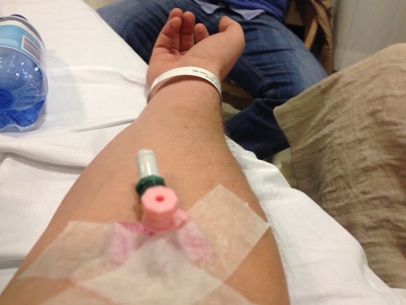 Het infuus in de arm van Dennis, in het ziekenhuis