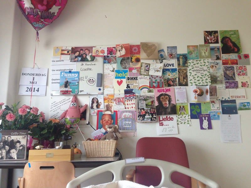 Een muur vol kaarten, bloemen en een ballon